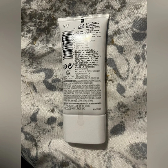 New! Covergirl Clean Matte BB Cream for Oukt Skin in Meduim 540 - Picture 2 of 2